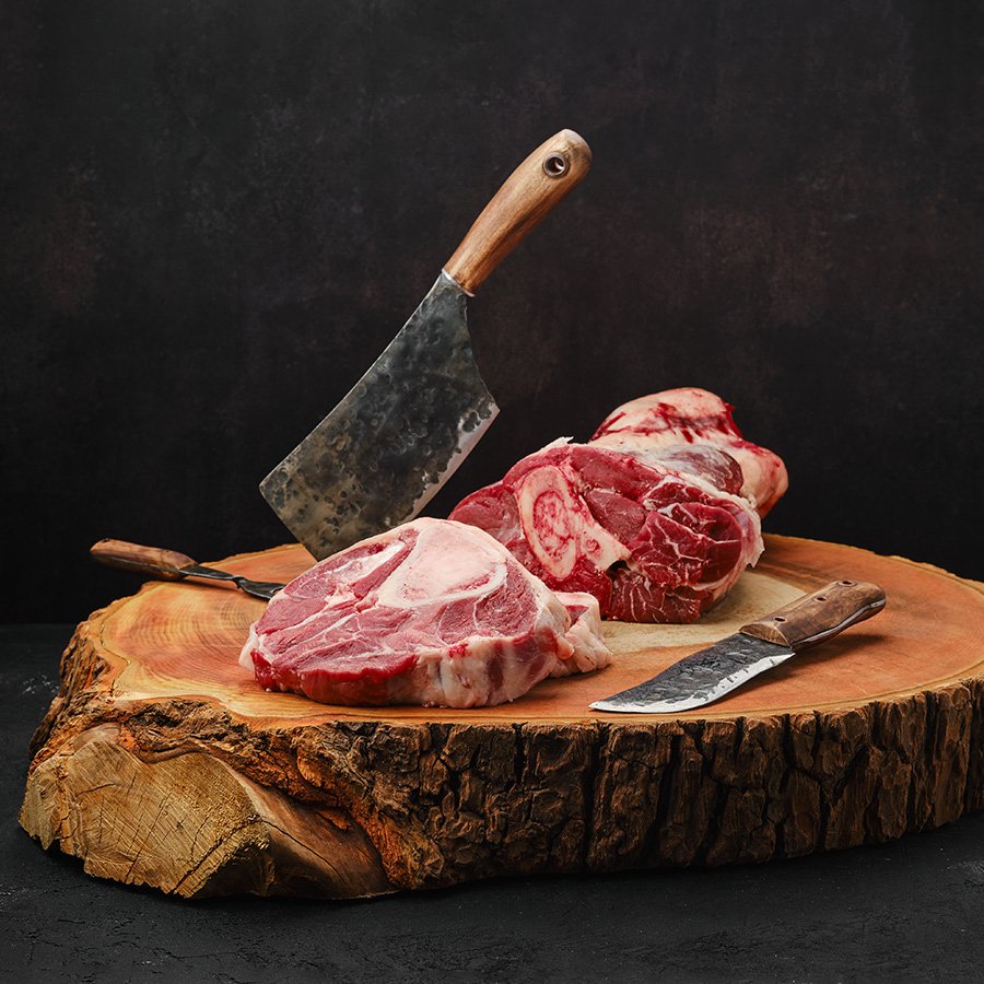 Carne cortada sobre un tronco